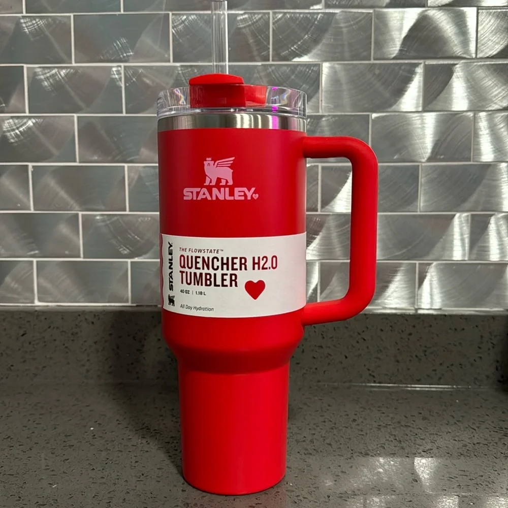 Stanley 40 oz quencher H2.0 Tumbler Red target edition - Picture 1 of 4